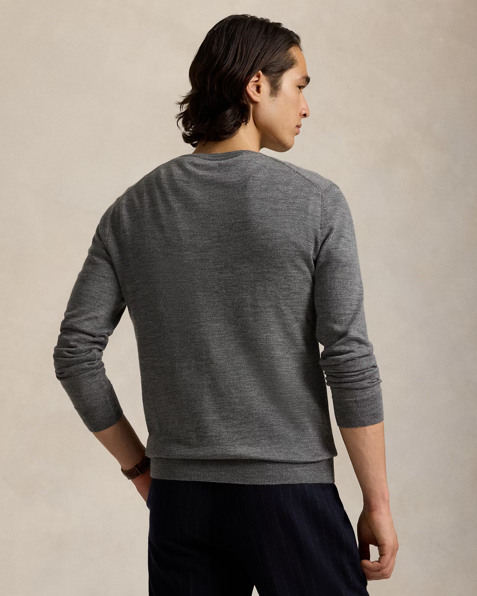 Jersey de lana lavable, corte ajustado y cuello en V