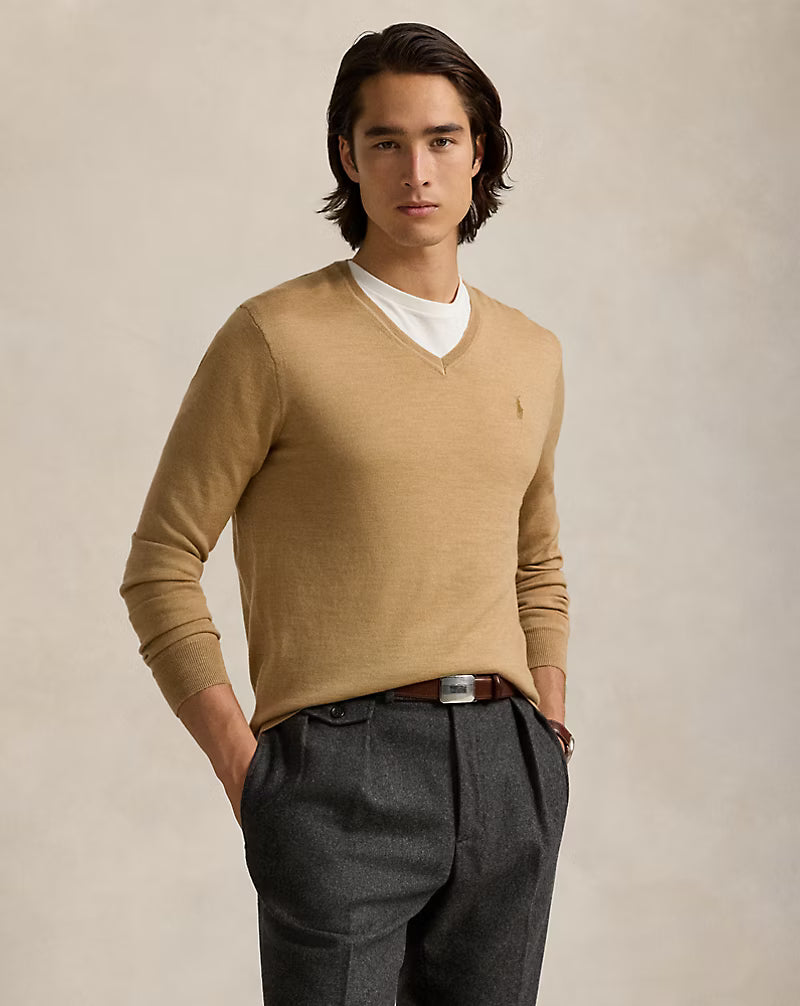 Jersey de lana lavable, corte ajustado y cuello en V